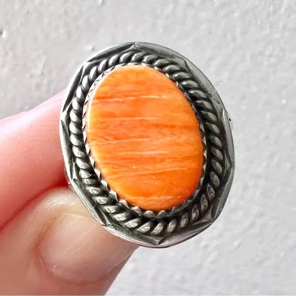 Vintage NATIVE Navajo Spiny Oyster Shell & Sterling Silver Southwestern Ring - Picture 3 of 11